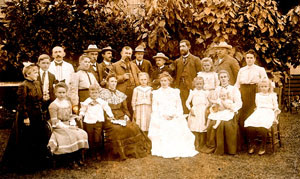 family of Doris Berg Nye at family wedding, Kauai 1902