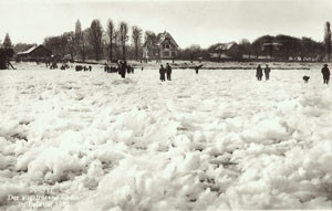 photo of frozen Rhine River, 1929, with walkers on it