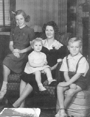 1942-43 Ingrid, Ensila, Johanna and Lothar "a picture for Father"