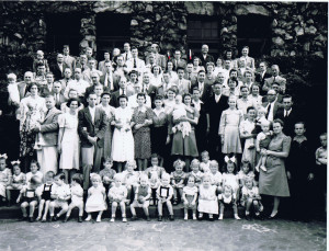 diplomatic internees in a large group, with many children in the first 3 rows