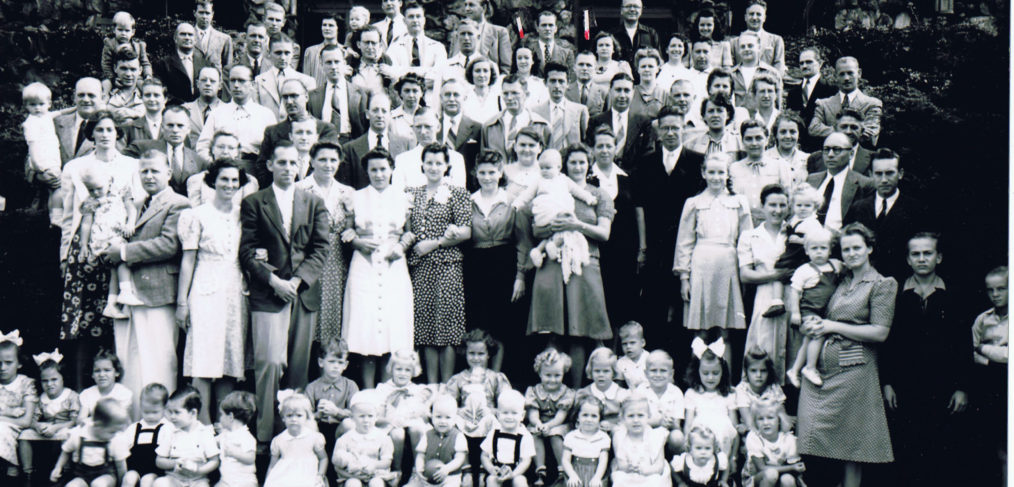 diplomatic internees in a large group, with many children in the first 3 rows