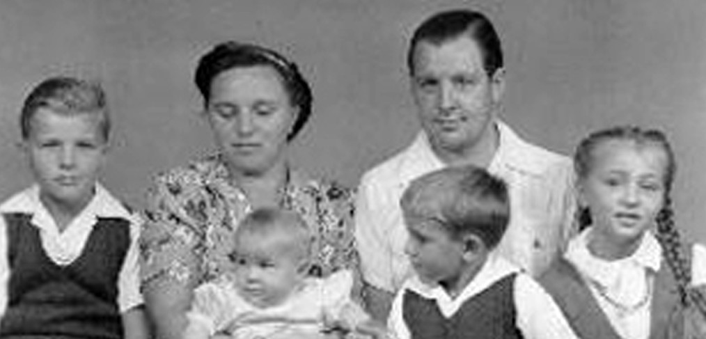 Schmitz family, parents with four children